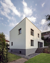 Dům byl obložen kontaktním zateplovacím systémem, omítka je štuková