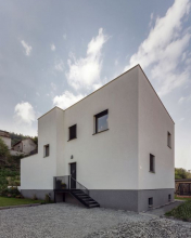 Dům byl obložen kontaktním zateplovacím systémem, omítka je štuková