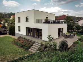 Dům byl směrem do zahrady rozšířen. V 1. NP se v celé délce odstranila nosná středová příčka a proboural se otvor pro propojení přístavby a obývacího pokoje. Rozšířeno a zvětšeno bylo hlavní okno z obývacího pokoje. V obvodovém plášti byly přebourány některé otvory kvůli změně jejich proporcí a vybourány nové, například pro nový vstup. Většina změn na stávajících otvorech a dveřích byla provedena tak, aby se nemusely měnit překlady