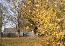 Autor projektu Tomáš Pilař se rozhodl pro koncept, který vychází ze základních archetypů místního lidového stavení. Proporcí, půdorysem protáhlého obdélníku, typem a sklonem sedlové střechy. Dům má vlastní studnu a jímku na dešťovou vodu. Na pozemku nejsou žádné zpevněné plochy, zahrada je stejná jako okolní louky a pastviny, splývá s krajinou.