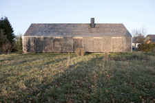 Zápraží po obvodu domu vymezují posuvné okenice