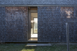 Obvodový plášť kolem ochozu tvoří dřevěná konstrukce s posuvnými panely ze štípaného šindele. Panely je možné fixovat v uzavřené poloze a dům tak zabezpečit. Sedlová střecha má krytinu rovněž ze štípaného šindele, její sklon 45° navazuje bez okapových hran na obvodový plášť. Konstrukci panelů tvoří ocelové rámy ze svařených pásovin, do kterých je vložena OSB deska. Šindele se kladly v řadách na OSB desky.