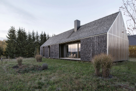 Forma dřevostavby je jednoduchá a kompaktní, dispozičně se jedná o asymetrický trojtrakt s obytnými prostory na jedné straně a místnostmi příslušenství na straně druhé