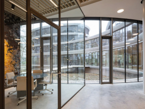 Budova se svou vzdušnou hliníkovou fasádou umožňuje maximální využití přirozeného světla až do hloubky prostoru