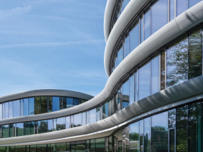 Velkolepost umocňuje použití amorfních křivek v konstrukci budovy s plně prosklenou hliníkovou fasádou
