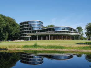 Aby byla budova co nejcitlivěji začleněna do chráněného území, byla vypracována koncepce krajiny, která zvýší kvalitu tohoto po mnoho let vytvářeného prostoru