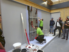 Nalepení na zeď je fyzicky namáhavé