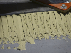 Výsledkem musí být vidět, že zpod desky je vytlačováno lepidlo.