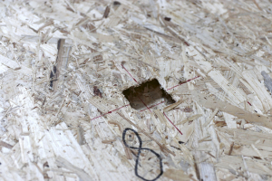 Obr. 4: Typické porušení desky v místě bodového zatížení v ploše, i ve slepeném T-spoji