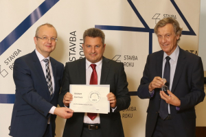 Ocenění převzal generální ředitel společnosti Baumit, Ing. Pavel Med (uprostřed) od náměstka ministra průmyslu a obchodu, Ing. Eduarda Muřického (vlevo) a předsedy rady programu, Ing. arch. Jana Fibigera, CSc.