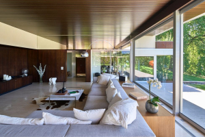 Velký otevřený obytný prostor je srdcem domu a je orientován do zahrady (foto: Frank Peterschroeder/Schüco)
