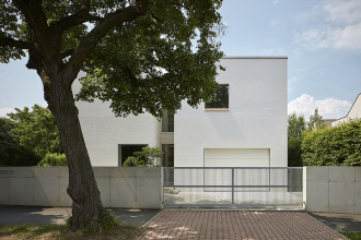 „Výraz stavby podporuje tradiční materiálové řešení a elementární členění fasád,“ říká architekt Štefan Šulek z ateliéru SOA