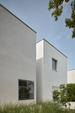 Dělení domu do bloků napomohlo tomu, že nevznikla příliš masivní hmota. Objemový koncept naopak působí příjemně