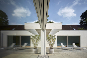 U vily byla použita velkorysá okna s trojskly v dřevěných rámech