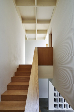 Chodba a jídelna jsou zastřešeny konstrukcí z lepených dřevěných vazníků