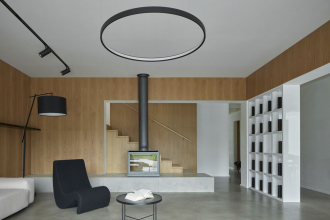 Podlahy a stropy jsou z monolitického železobetonu, obvodové a vnitřní stěny z vápenopískových cihel