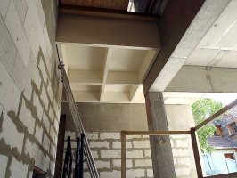 Truhlářské výrobky mezi jednotlivými sekcemi domu