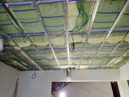 Kapilární chladicí rošty v obývacím pokoji