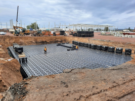 Akumulační boxy Aquacell umožňují ekologicky nakládat s dešťovou vodou v logistickém centru v Hradci Králové