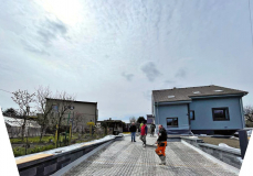 Oddělené podloží separační folií a ukládka sklokeramické kari sítě. V dnešní době, kdy ceny železa letí kolmo vzhůru, adekvátní náhrada, kde oceníte vy, nebo realizační firma rychlou a jednoduchou pokládku