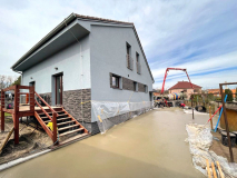 Betonáž, uhlazení povrchu, stanovení požadovaných výšek