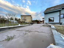 Ražení separační spáry za pomocí větví ze zahrady investora, tak aby byl dodržen přírodní ráz zahrady