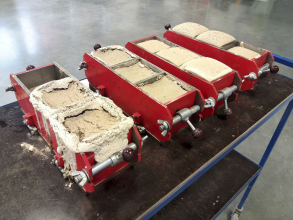 Obr. 1: Ilustrační foto – ukázka procesu zhroucené a nakypřené struktury během laboratorního vývoje pórobetonu