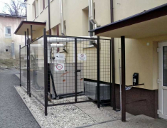 Obr. 3: Riziko umiestnenia tepelného čerpadla pri obecnom úrade u okien kancelárie – diskomfort pri otvorených oknách