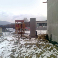 Obr. 5: Realizované tepelné čerpadlo a body merania A1, A2 vo vzdialenosti 1 m