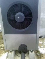 Obr. 6: Realizované tepelné čerpadlo a body merania A1, A2 vo vzdialenosti 1 m