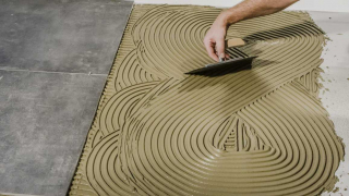 Baumit Baumacol FlexUni Gel – snadné nanášení lepicí hmoty na podklad pomocí zubového hladítka