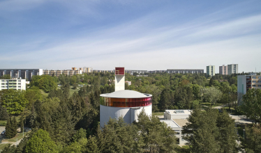 Kostel je výrazově jednoduchý a čitelný, zásadní roli v návrhu hrála symbolika – odráží se v podobě kruhového půdorysu, v duhovém zbarvení skla i v kresbách na fasádě. Tvar kruhu je podle architekta Štěpána tvarem plnosti, tečkou v prostoru sídliště, jeho duchovním úběžníkem