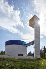 Štíhlá zvonice z pohledového betonu je vysoká 31 metrů. Řeckými písmeny jsou na ní ztvárněna slova fos a zoé, světlo a život. Motiv pochází z olověného křížku z devátého století, nalezeného v Sadech u Uherského Hradiště