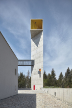 Štíhlá zvonice z pohledového betonu je vysoká 31 metrů. Řeckými písmeny jsou na ní ztvárněna slova fos a zoé, světlo a život. Motiv pochází z olověného křížku z devátého století, nalezeného v Sadech u Uherského Hradiště