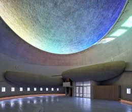 Zdi z pohledového betonu podle architekta Marka Štěpána odpovídají soudobému vnímání duchovního prostoru. Nejdůležitějším symbolem pro něj ale bylo světlo. Vytvořil interiér s odraženým, difuzním světlem, probarveným duhovým spektrem