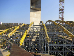 Kopule se lila do bednění z krajin. Pro podporu bednění bylo sestaveno prostorové bednění se zakončením podpor jako pro monolitické stropy