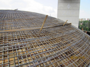 Konstrukce byla zabedněna třívrstvými deskami, na které se přibilo asi 50 000 krajinek