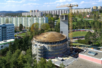 Dokončené bednění – betonáž se pak prováděla na dva takty. Monolitická konstrukce kopule se při betonáži ihned zahladila, aby se na ni mohla položit hydroizolace střešního pláště