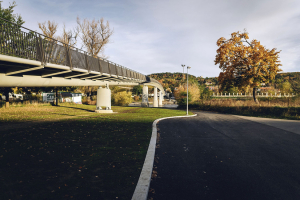 Ve výškové úrovni hladiny pětiletého povodňového průtoku přechází betonová část dříku pilířů v ocelovou část ukončenou čepem pro uložení vodorovné nosné konstrukce