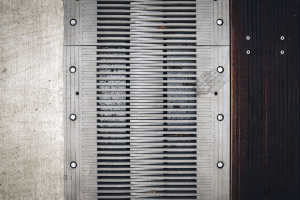 Dilatační spára byla navržena pomocí atypického hřebenového mostního závěru