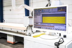 Zvláštní program optimalizuje rozložení jednotlivých vyřezávaných prvků na desce se zřetelem na co nejmenší odpad a ekonomiku výroby