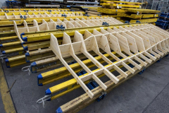 Jednotlivé prvky jsou k sobě pasovány systémem pevných a stabilních hřebenových spojů. Celkově pak působí zvláštní bednění jako stavebnice