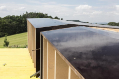 Nasazení zvláštního bednění pro realizaci designové střechy pro rodinný domek