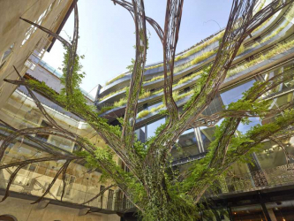 Dominantou nádvoří je Fialou navržený impozantní strom vyrobený pasířem Josef Ryšlavým ze zapečené nerezi (foto: Filip Šlapal)