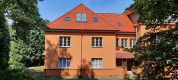 Proměna staré půdy ve školní knihovnu