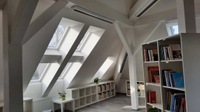 Proměna staré půdy ve školní knihovnu