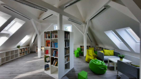 Proměna staré půdy ve školní knihovnu