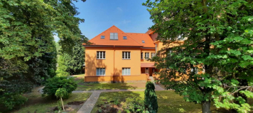 Proměna staré půdy ve školní knihovnu