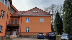 Proměna staré půdy ve školní knihovnu