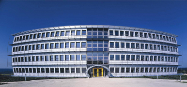 Nejen správná volba rámů a zasklení, ale hlavně velikost a umístění zásadně ovlivňuje spokojenost uživatelů. Dobrý příklad rozumné míry prosklení najdeme třeba u administrativní budovy Energon v německém Ulmu. Oproti celoproskleným fasádám „moderních“ administraček jsou zde teploty v interiéru vyváženější a napomáhá tomu i precizní stínění slunolamy a automaticky ovládanými žaluziemi. Okna s parapetem také umožňují lepší využití vnitřního prostoru a nepřináší zbytečné solární zisky bez vlivu na prosvětlení interiéru. (Zdroj: oehler faigle archkom)